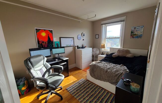 2 beds, 1 bath, $2,850, Unit 30