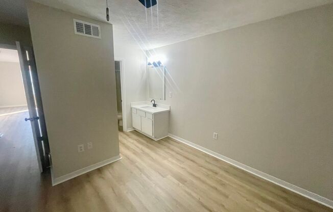 1 bed, 1 bath, $900, Unit D