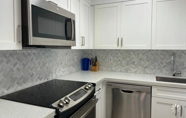 220 KINGS PT DR