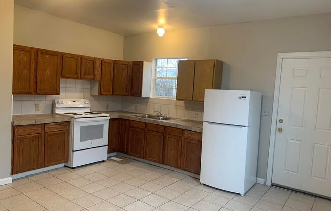 3 beds, 2 baths, $995