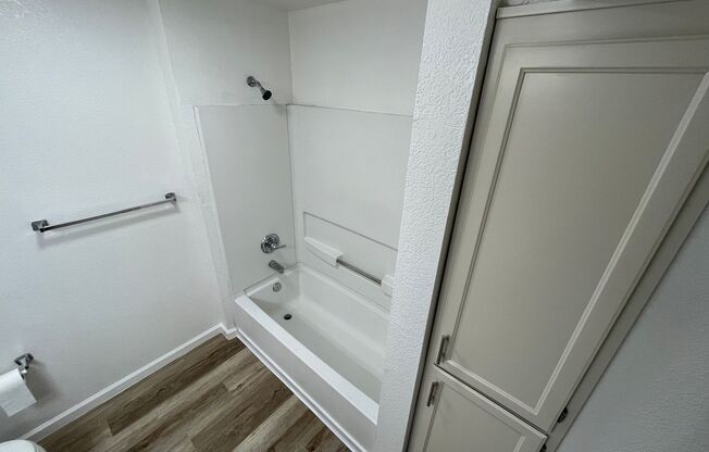 2 beds, 1 bath, 848 sqft, $1,900, Unit 2102