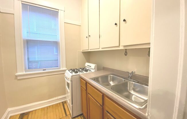1 bed, 1 bath, $995, Unit 12