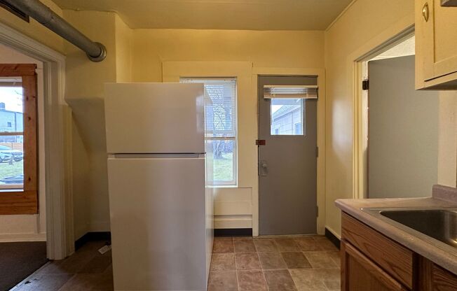 2 beds, 1 bath, $645, Unit 215