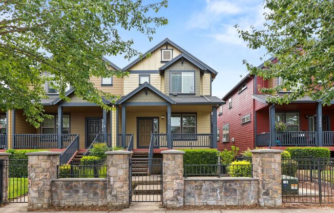 Available NOW Hillsboro End Unit Townhome Minutes to Intel Jones Farm, Costco, Parks & More 1 Small Pet OK