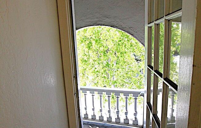 VERY LARGE 1 BEDROOM APARTMENT (HAS BEEN USED AS A 2 BEDROOM)
