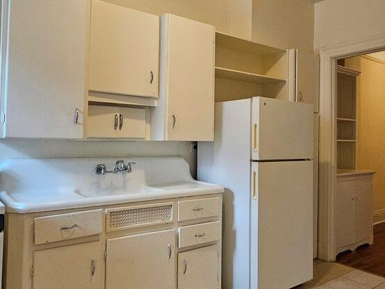 2 beds, 2 baths, 775 sqft, $1,875, Unit 211