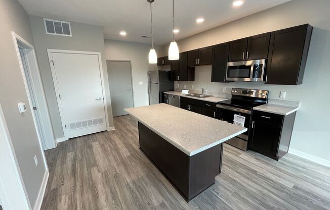 2 beds, 2 baths, 956 sqft, $1,595, Unit 524