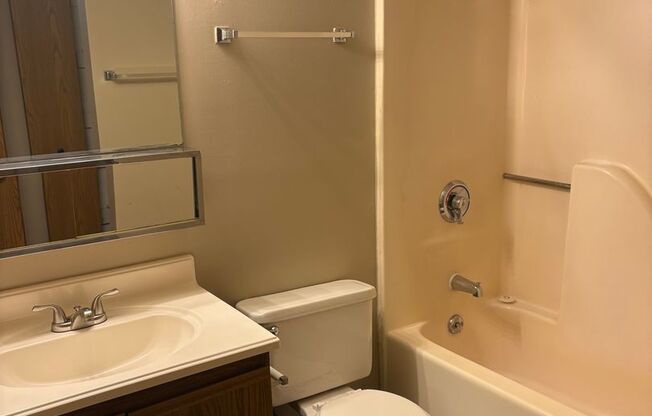 2 beds, 1 bath, 850 sqft, $1,150, Unit #14