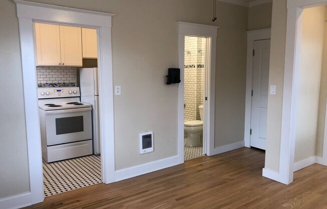 Studio, 1 bath, 300 sqft, $1,170, Unit 21