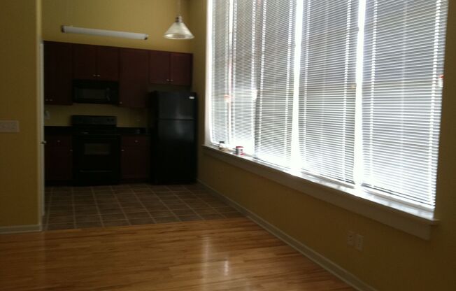2 beds, 1 bath, 890 sqft, $1,350, Unit Apt 202