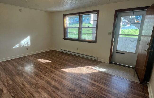 2 beds, 1 bath, 903 sqft, $1,140, Unit M-9