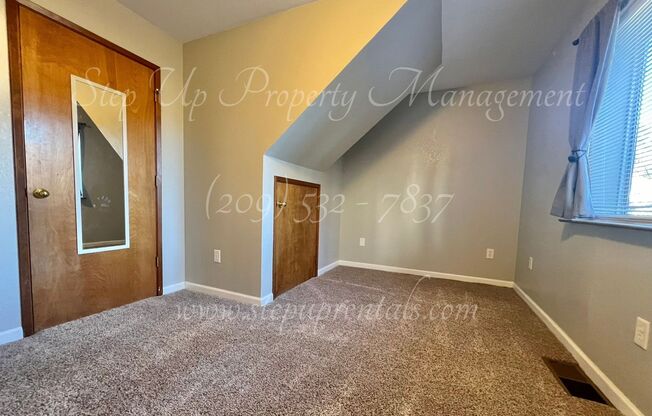 2 beds, 1 bath, 697 sqft, $1,550, Unit B