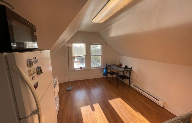 2 beds, 1 bath, $1,095, Unit Apt 3