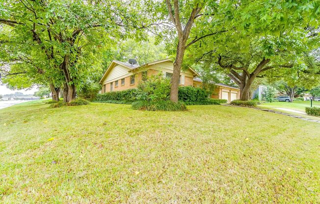 Ready for New Tenants- Large 3 bed, 2 bath home in South Hills Addition- 76133