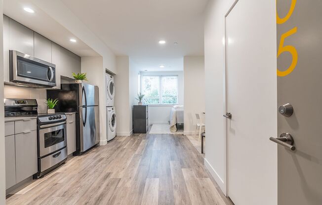 Studio, 1 bath, 405 sqft, $1,295, Unit B002