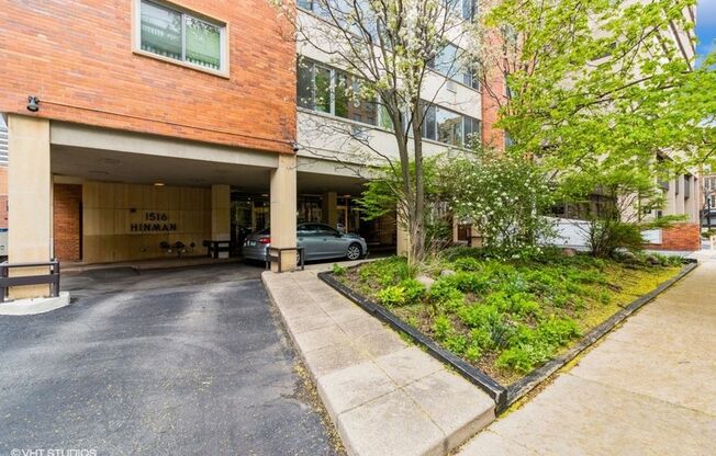 Large 1 Bed/Bath Evanston Condo with TWO Parking Spaces!