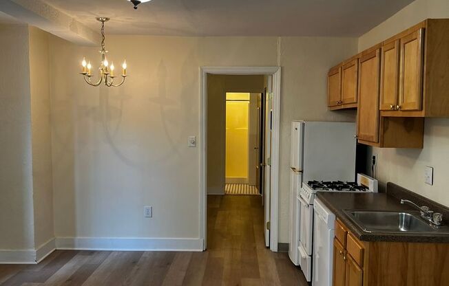 1 bed, 1 bath, 572 sqft, $1,325, Unit Old King Edward 1