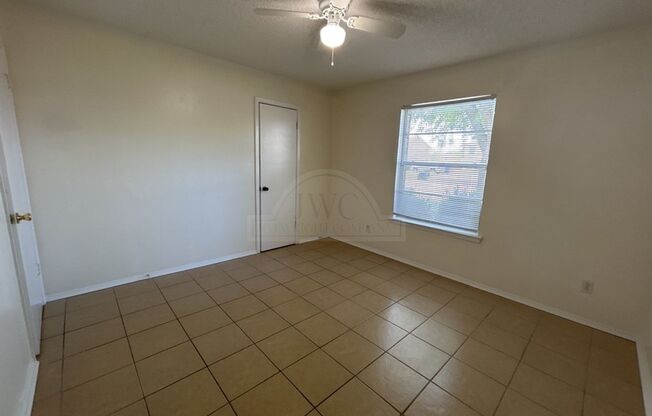 2 beds, 1 bath, $825, Unit 1906 Cedarhill Unit A