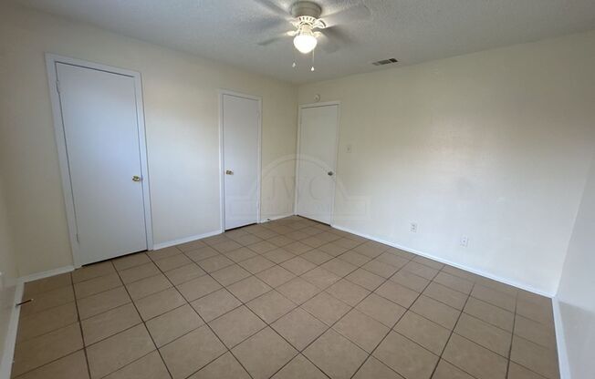 2 beds, 1 bath, $825, Unit 1906 Cedarhill Unit A