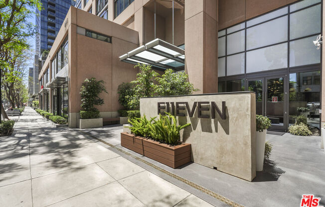 1 bed, 1 bath, 930 sqft, $3,000, Unit 813