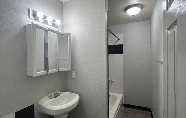 Studio, 1 bath, 450 sqft, $1,000, Unit 31-A