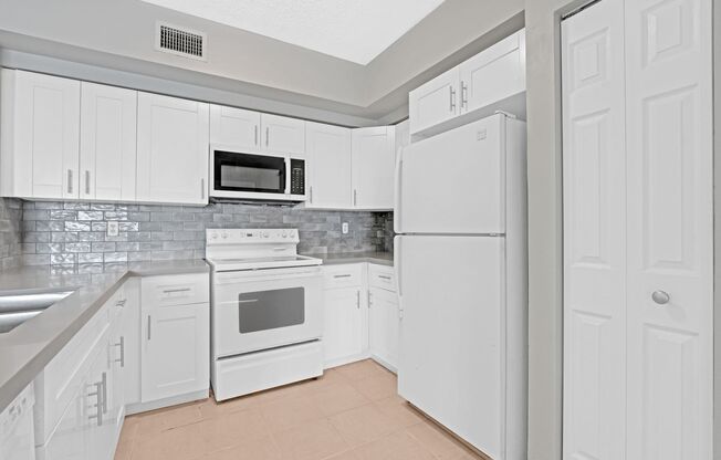 Modern Living in Miramar – 2 Bed/2 Bath Condo!