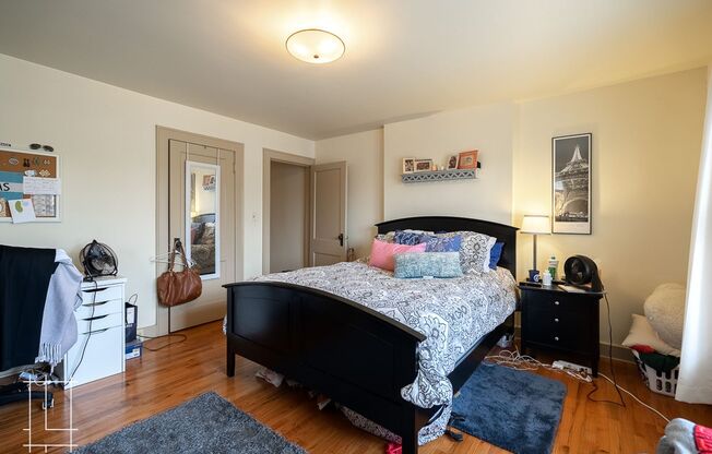 2 beds, 1 bath, $1,350, Unit 1244 Forsythe Ave