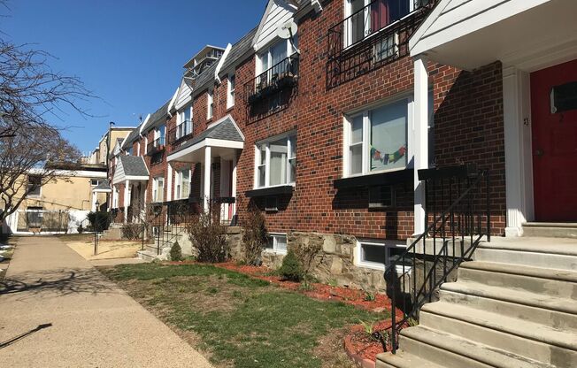 Charming 2-Bedroom/1-Bathroom Apartment by the Art Museum! Garage and Parking Included!