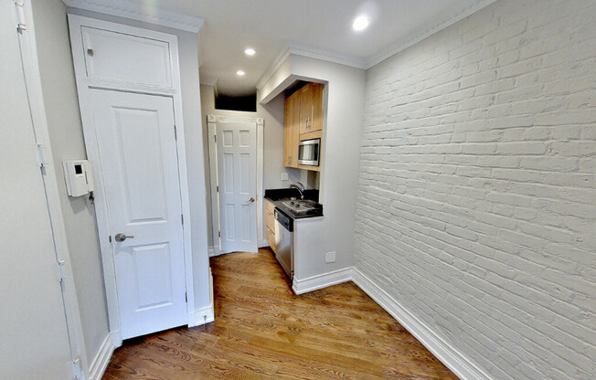 279 E 10th St