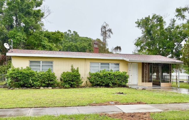 Charming 2 Bedroom Home with Fenced Yard & Screened Patio – Prime Location!