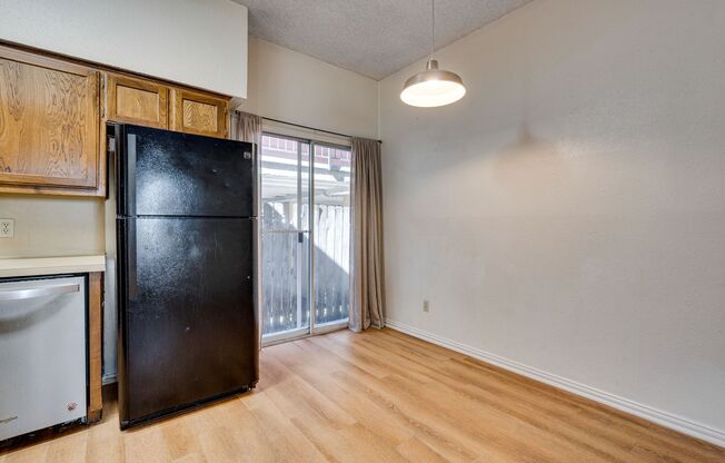 1 bed, 1 bath, 634 sqft, $1,300, Unit Elms