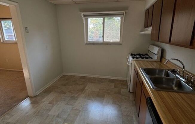 2 beds, 1 bath, $1,095