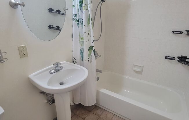 2 beds, 1 bath, $2,600, Unit D