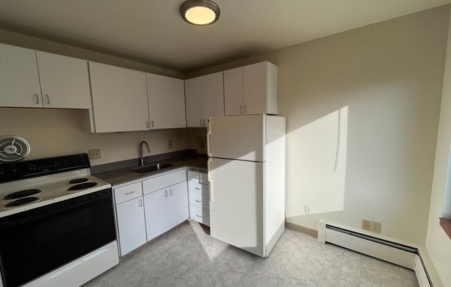 2 beds, 1 bath, 1,000 sqft, $2,400, Unit 11