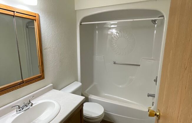 2 beds, 1 bath, 850 sqft, $830, Unit 701 - 12C