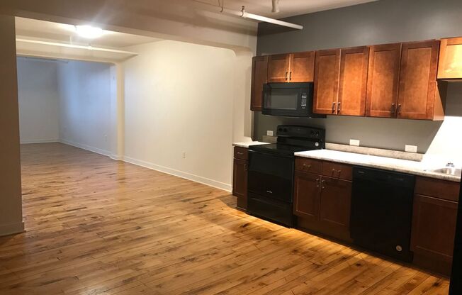 1 bed, 1 bath, 907 sqft, $900, Unit Smulekoff's Lofts - 411