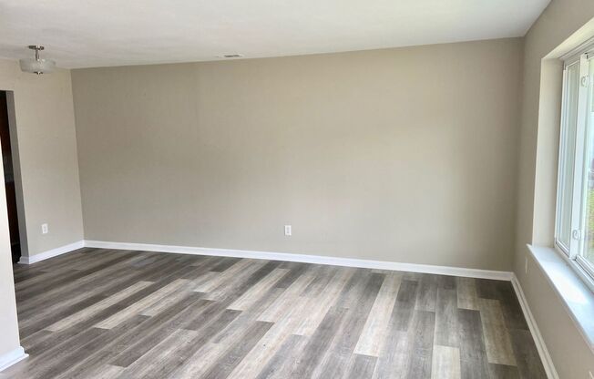 3BD/2.5BA Townhouse off of Virginia Beach BLVD- Updated
