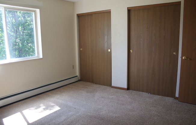 2 beds, 1 bath, $1,095, Unit 300-201