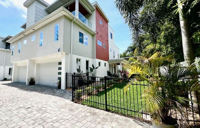 UPSCALE IMMACULATE GATED COLLEGE PARK 3x3.5(EACH BEDROOM HAS PRIVATE BATH)-THIS 3 STORY TOWNHOUSE IS A MUST SEE! LAWN CARE INCLUDED AS WELL AS WASHER & DRYER!