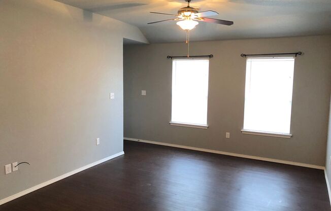 3 beds, 2 baths, $1,100, Unit A