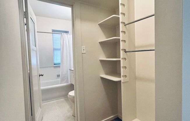 Studio, 1 bath, 241 sqft, $1,300, Unit 214