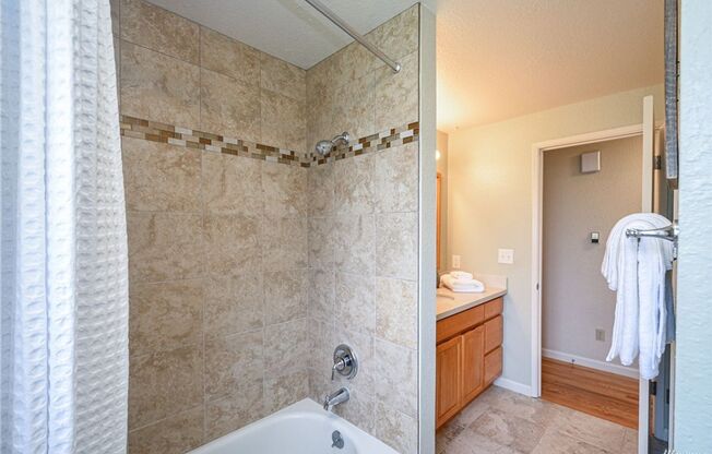 5 beds, 3 baths, $3,900