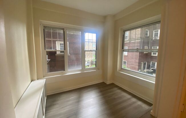 1 bed, 1 bath, 572 sqft, $1,510, Unit Old King Edward 15