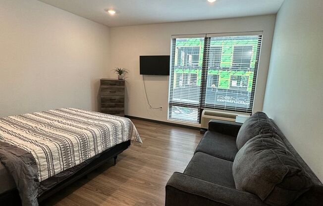 Studio, 1 bath, 425 sqft, $1,440, Unit 122 - Furnished