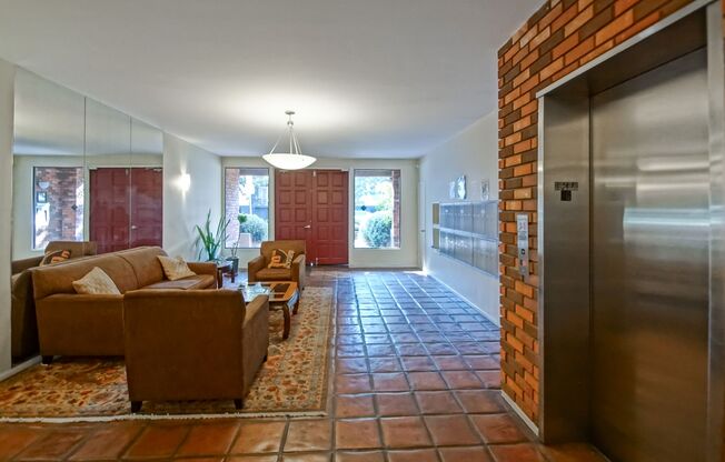 **FURNISHED OR UNFURNISHED** BRIGHT, SPACIOUS & AIRY, 1529 SQ FT, CORNER END-UNIT CONDO W/ GREENERY VIEWS, SPACIOUS BALCONY OVERLOOKING POOL/JACUZZI/COURTYARD CLOSE TO EVERYTHING!