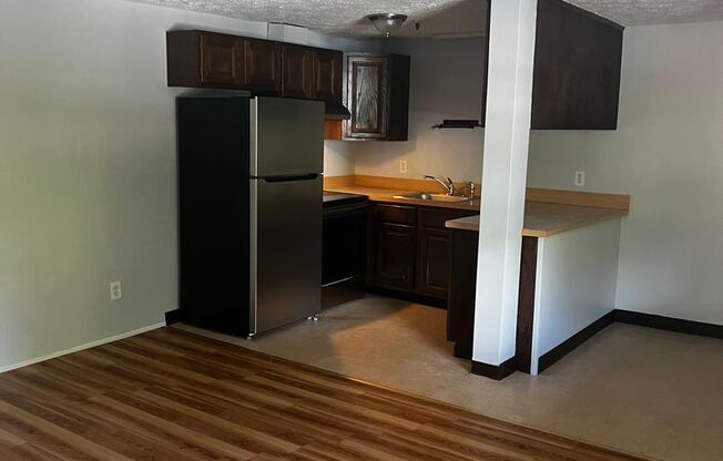 3 beds, 1 bath, 1,000 sqft, $2,100, Unit 13