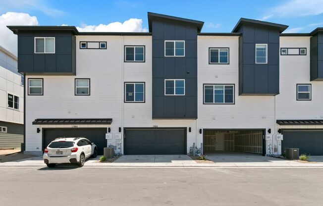 Newer 4 bed Townhome at The Commons at Victory Ridge!