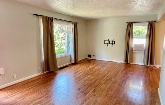 Charming Montavilla 4-bed Updated Cottage with Spacious Patio and Yard