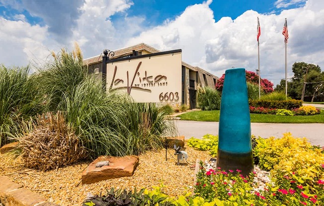 LaVita on Lovers Lane signage