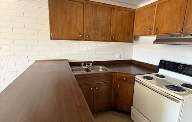 2 beds, 1 bath, 871 sqft, $1,175, Unit C18